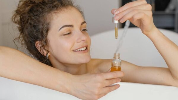 femme qui prend de l'huile avec une pipette